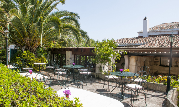 Biniarroca outside dining