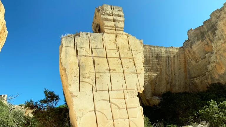 Lithica Totem at sHostal